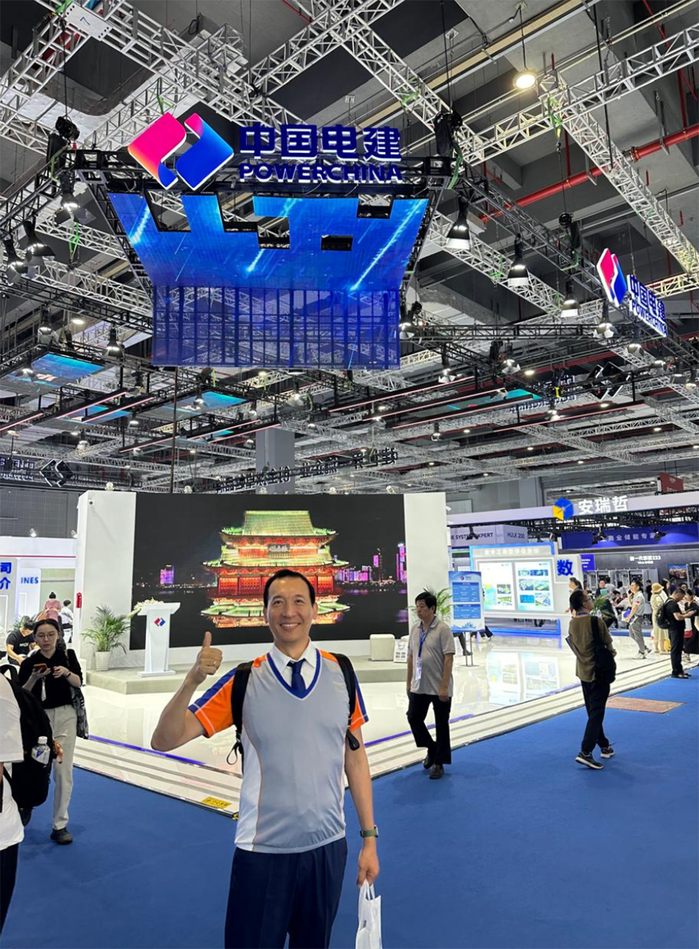 Visiting the SNEC exhibition